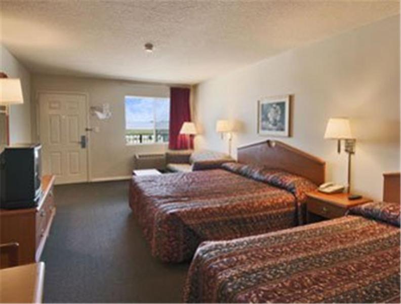 Queen Room with Two Queen Beds interior
